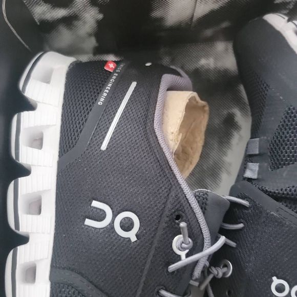 ON running Women's CLOUD, BLACK/WHITE, 9
Box as is - Picture 7 of 10